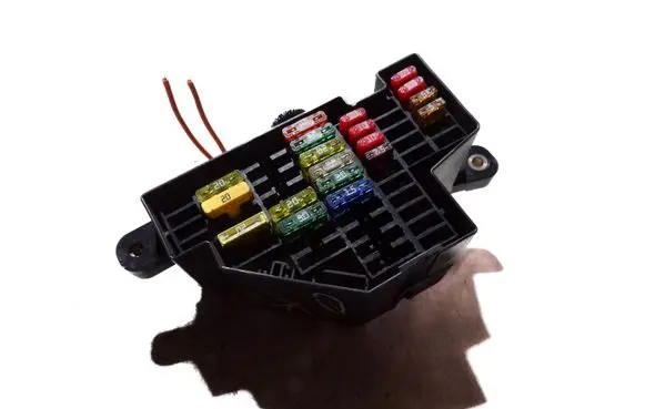 Volkswagen Golf V Fuse module