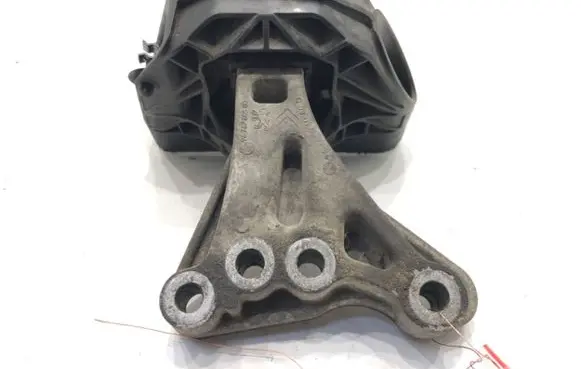 Engine mount vacuum valve