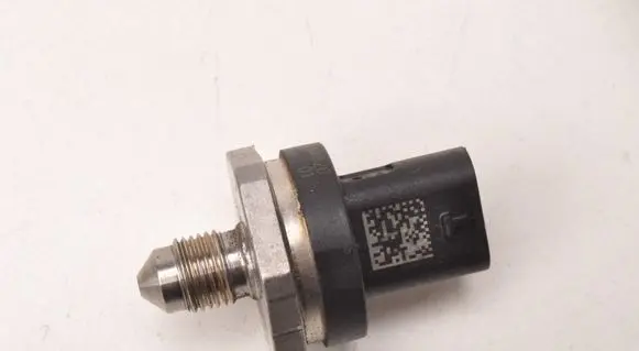 BMW 3 G20 G21 Fuel pressure sensor 8631820