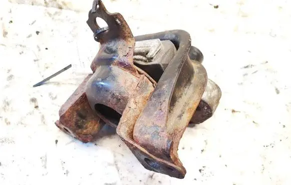Toyota Yaris Engine mount bracket