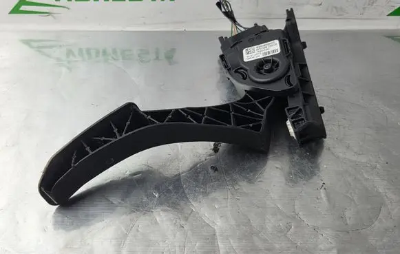 Accelerator throttle pedal