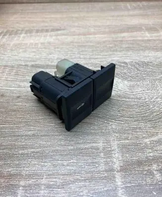 Ford Mondeo Mk III Tailgate/trunk/boot open switch 1S7T19B514AA