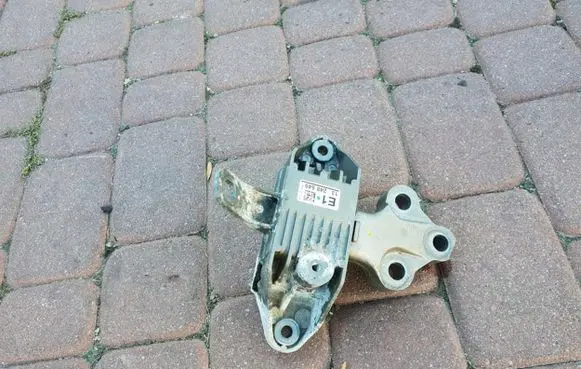 Opel Zafira C Engine mount bracket 13248549
