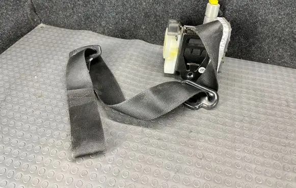Mercedes-Benz C W203 Front seatbelt 2038600985