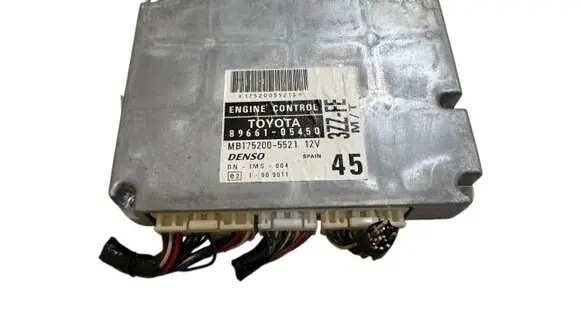 Toyota Avensis T220 Engine control unit/module 8966105450 MB1752005521