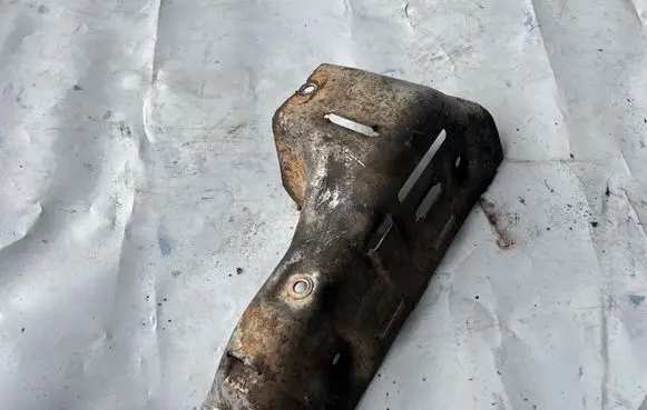 Toyota Land Cruiser (J120) Heat shield in engine bay