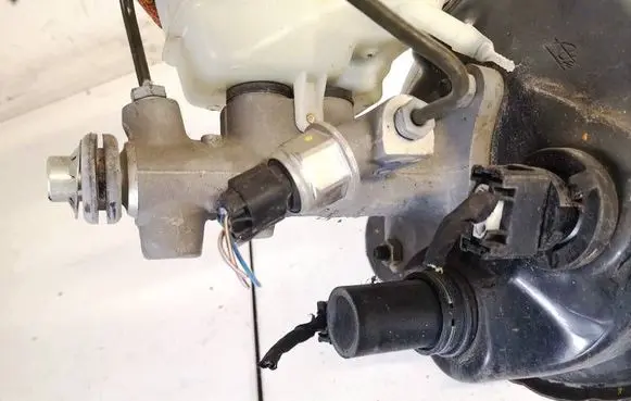 Mercedes-Benz C W203 Master brake cylinder