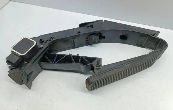 Mercedes-Benz S W220 Accelerator throttle pedal A2203000004