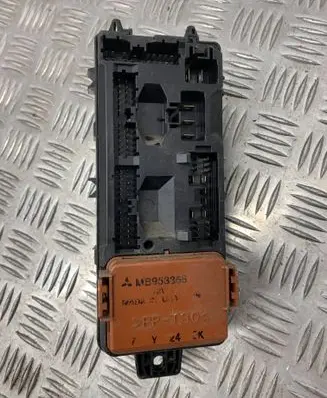 Mitsubishi Carisma Fuse box set MR318828 MB953355