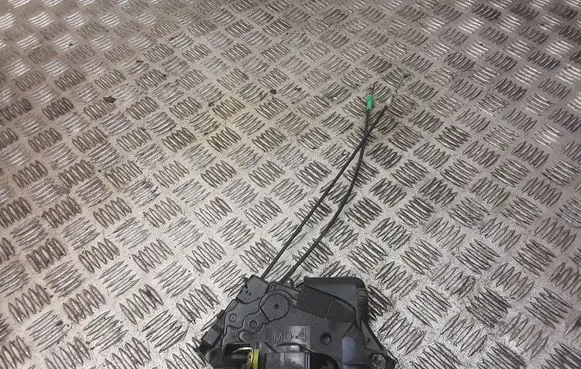 Toyota Yaris Front door lock 