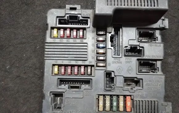 Renault Megane II Fuse module 8200306032A 03220820 S118399200D