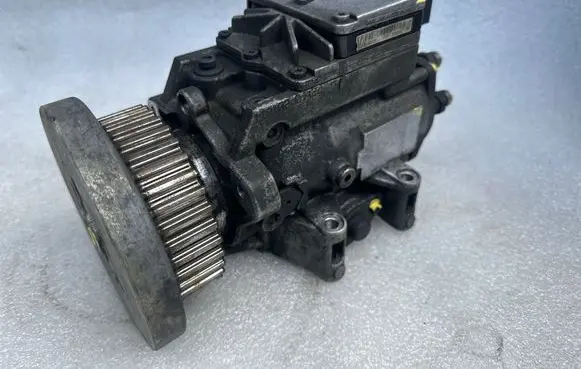 Audi A6 S6 C5 4B Fuel injection high pressure pump 059130106J