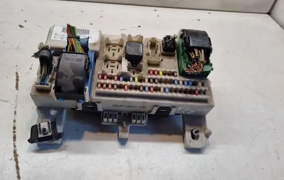 Ford Focus Fuse module 4M5T14A073 6M5T14014