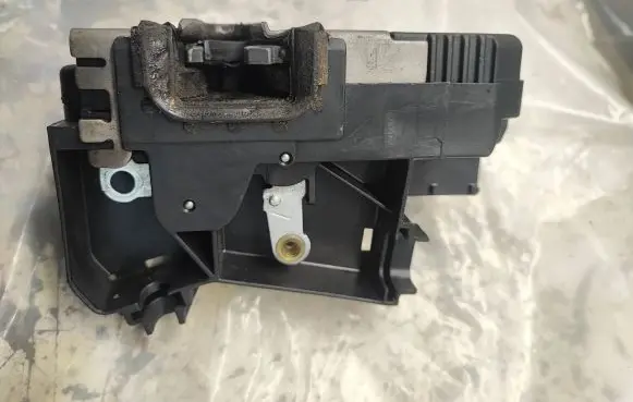 Loading door lock