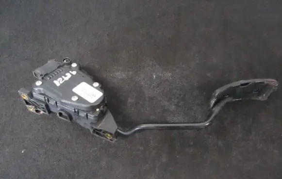 Mitsubishi Carisma Accelerator throttle pedal m865642 30865642
