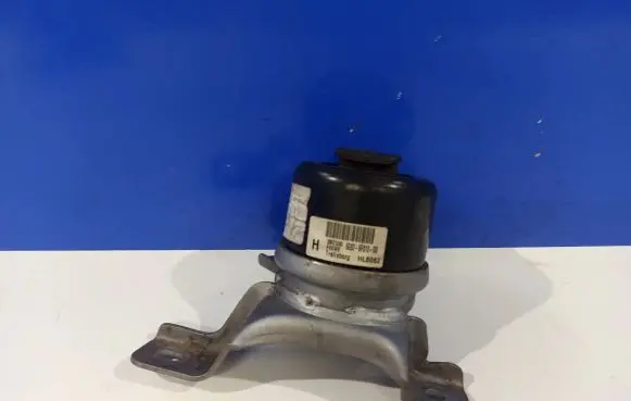 Volvo S60 Engine mount bracket 30671245