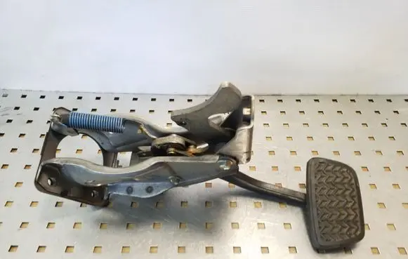 Toyota Land Cruiser (J120) Brake pedal