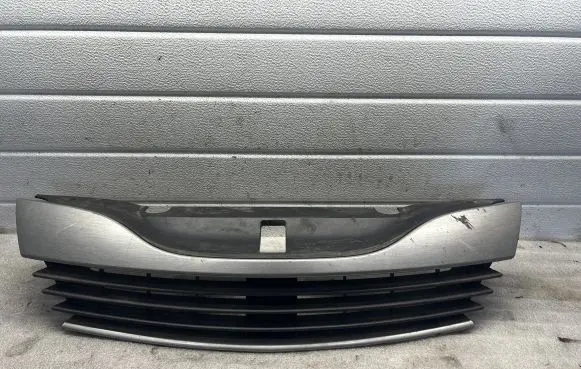Renault Laguna II Front bumper upper radiator grill 42137