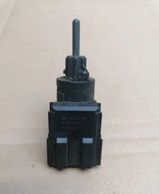 Volkswagen PASSAT B5 Brake pedal sensor switch 3B0945511C