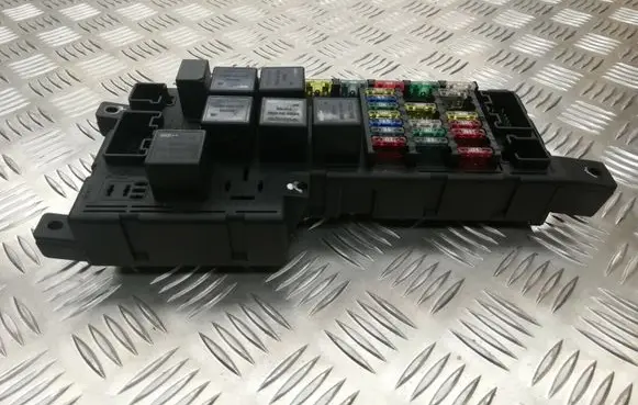 Volvo XC70 Fuse module 518828108