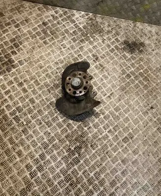 Mercedes-Benz C W204 Front wheel hub 2043320101 A2043320101