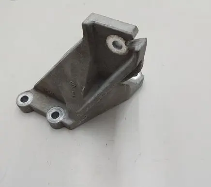 Nissan Leaf II (ZE1) Engine mounting bracket
