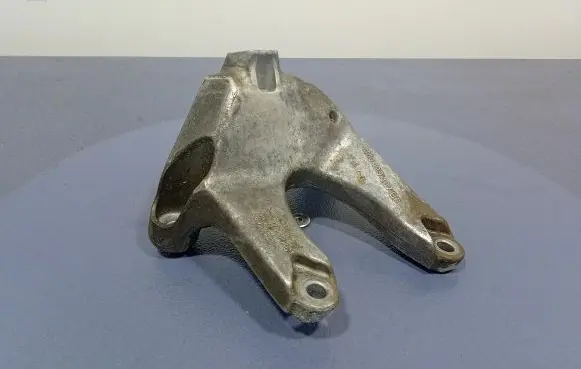 Engine mount vacuum valve