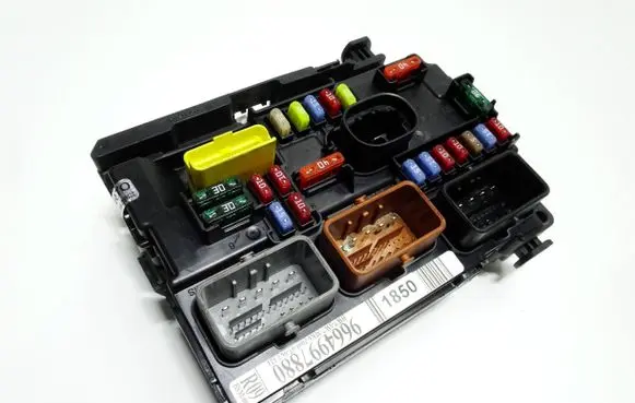 Peugeot 207 Fuse module 9664997880