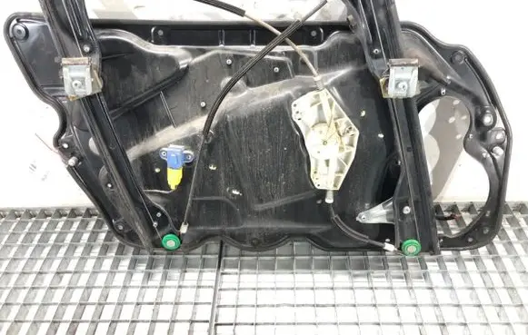 Volkswagen PASSAT B6 Front door window regulator with motor 1K0959702P