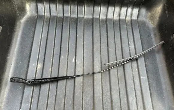 Citroen C3 Aircross Front wiper blade arm 39079980