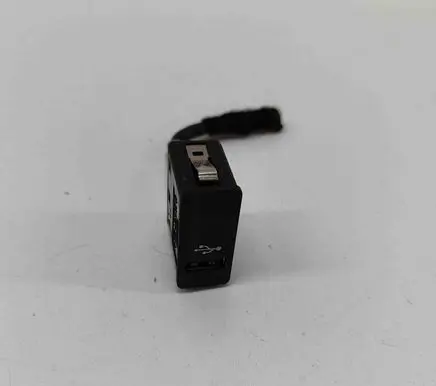 BMW X2 F39 USB socket connector 6820397