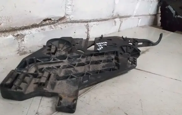 Skoda Octavia Mk2 (1Z) Headlight/headlamp mounting bracket 17035201