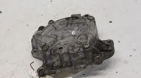 Volkswagen PASSAT B6 Vacuum pump 03L145100F