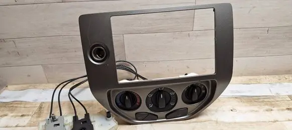 Ford Focus Climate control unit 98AB18C419AE