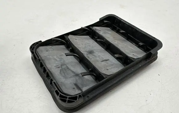Quarter panel pressure vent