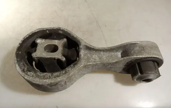 Opel Vivaro Engine mount bracket