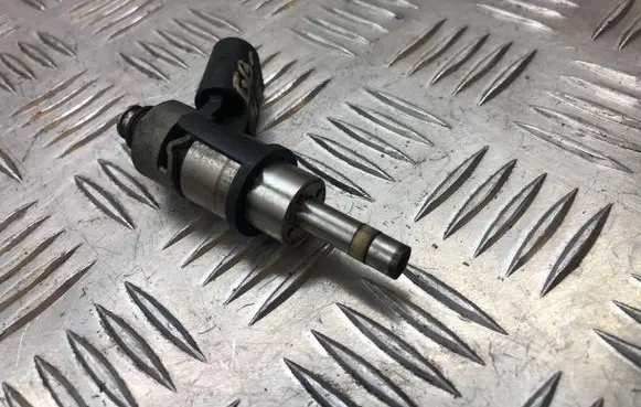 Audi A4 S4 B7 8E 8H Fuel injector 06D133036D
