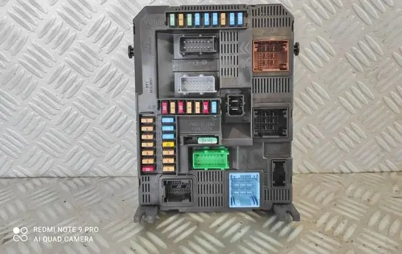 Peugeot 208 Fuse module 9819850080