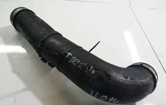 Volkswagen PASSAT B6 Intercooler hose/pipe 