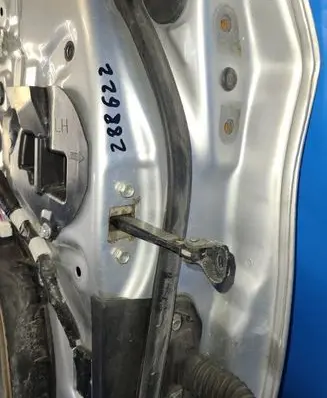 Toyota Prius (XW30) Front door 6861047021
