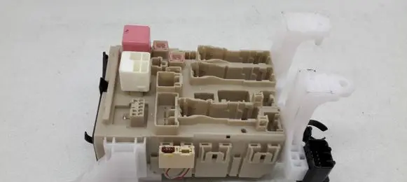 Toyota Verso Fuse module 827300F061