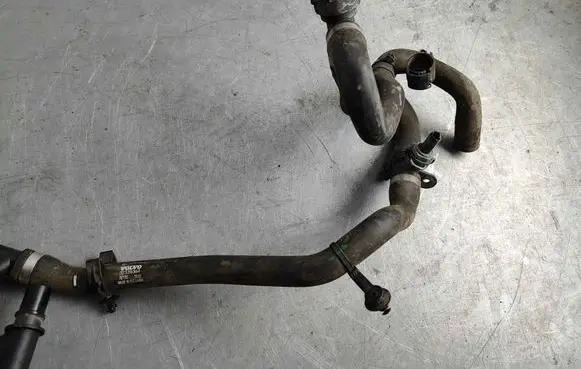Engine coolant pipe/hose