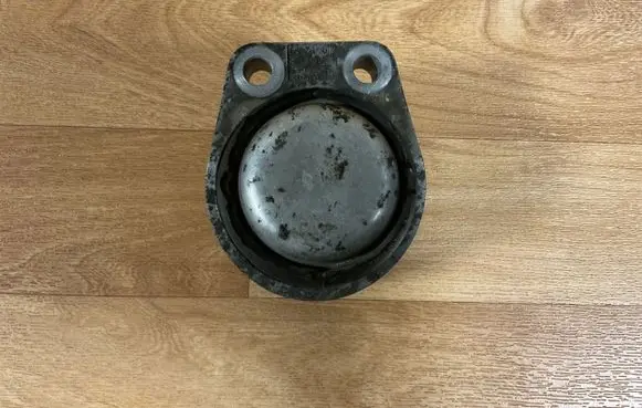 Ford Mondeo Mk III Engine mount bracket 6542HL812 1S711F012 UT6B8