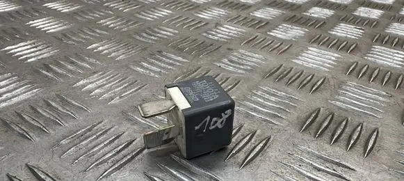 Toyota RAV 4 (XA40) Other relay 9098702025