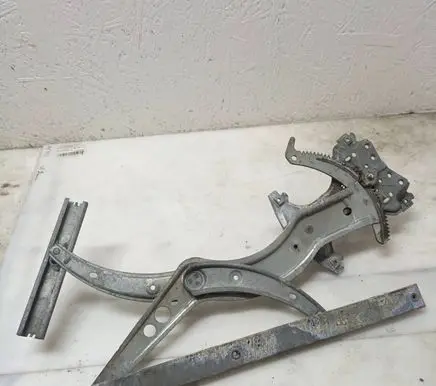 Volkswagen PASSAT B3 Front door manual window regulator 357837401