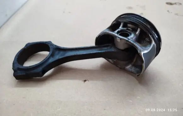 Mercedes-Benz C W205 Piston with connecting rod