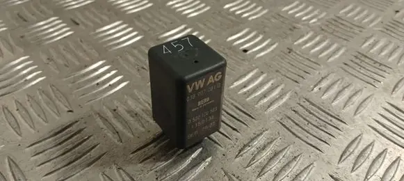Volkswagen PASSAT B6 Glow plug pre-heat relay 038907281B