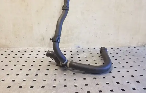 Volkswagen PASSAT B8 Engine coolant pipe/hose