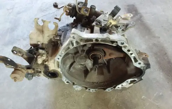 Toyota Yaris Manual 5 speed gearbox Y30514976