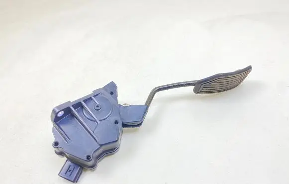 Toyota RAV 4 (XA30) Accelerator throttle pedal 7811042030 1988007280 03H14C00055